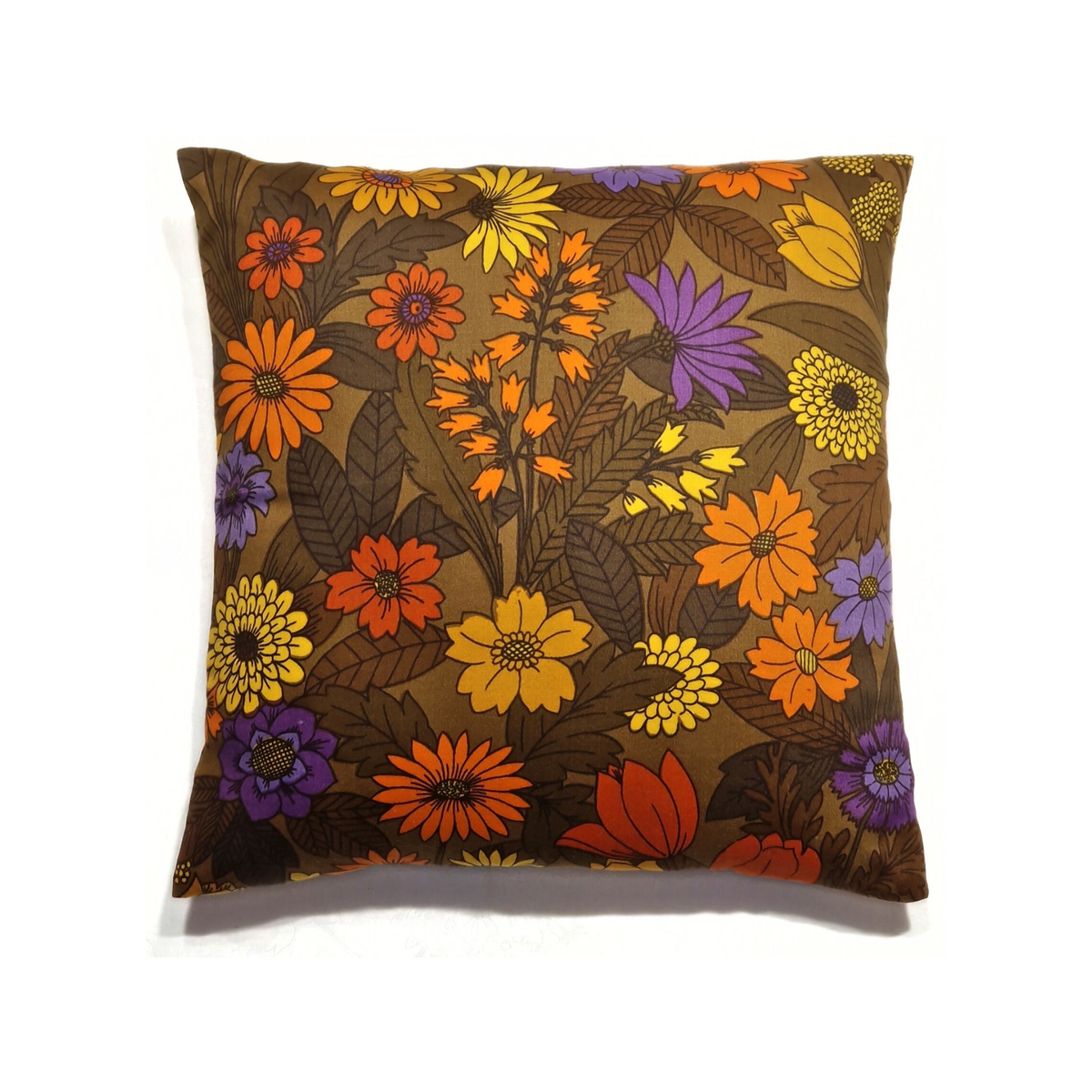 Coussin d’intérieur vintage Harvest Bloom 40 × 40 cm en tissu fleuri des années 70, marron, orange, jaune et violet