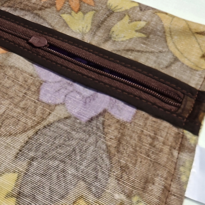 Détail des finitions intérieures et de la fermeture du coussin vintage Harvest Bloom en tissu des années 70