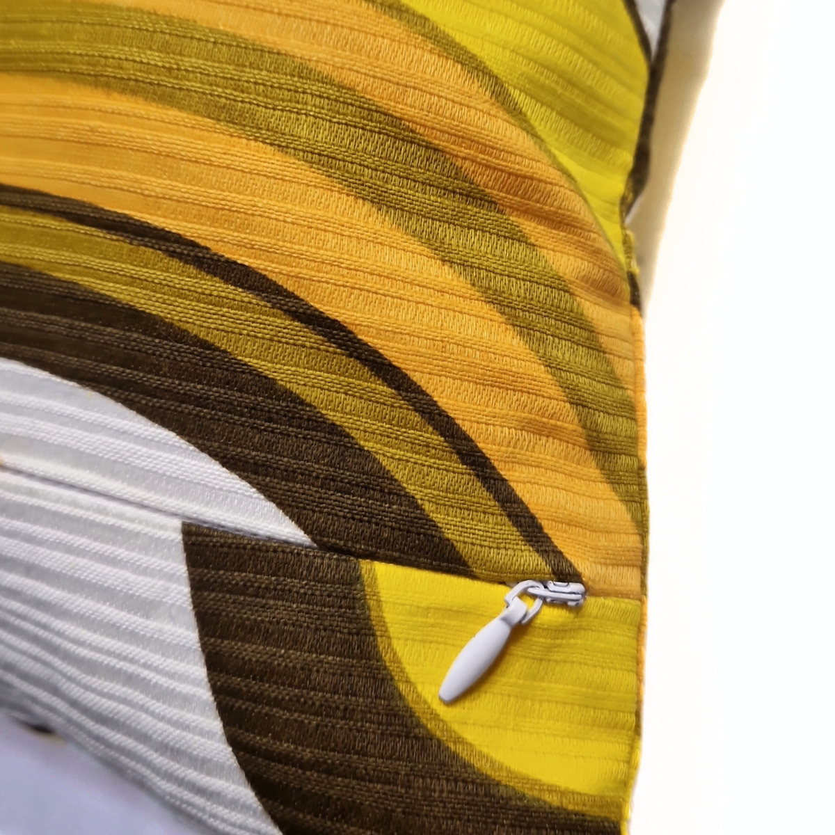 Détail de la fermeture éclair invisible du coussin d’intérieur vintage Orbit Yellow confectionné à la main