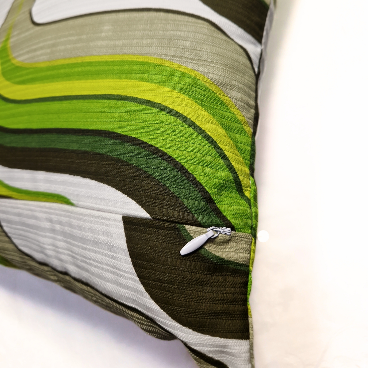 Détail de la fermeture éclair invisible du coussin d’intérieur vintage Orbit Green 40 × 40 cm