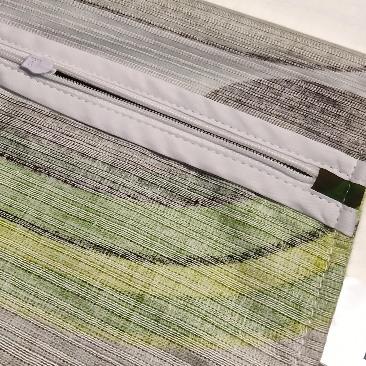 Finition intérieure du coussin Orbit Green avec fermeture éclair invisible et biais blanc assorti