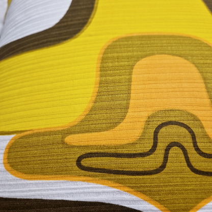 Détail du tissu vintage en coton du coussin Orbit Yellow, motif jaune, ocre et brun des années 70