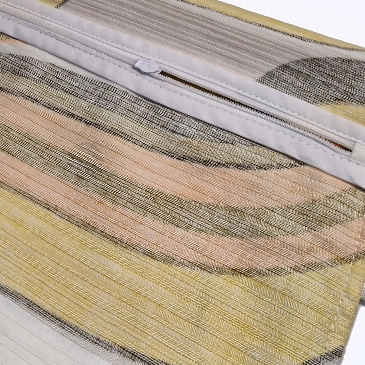 Détail intérieur de la housse Orbit Yellow avec fermeture éclair et finitions soignées