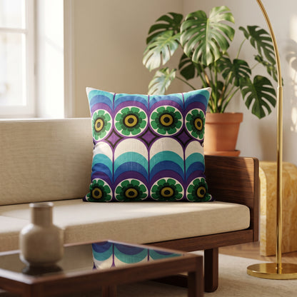 Coussin d’intérieur vintage Cosmic Bloom 40 × 40 cm présenté sur un canapé dans un salon d’inspiration années 70.