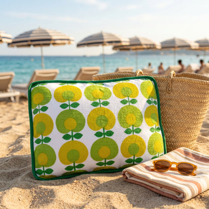 Coussin de plage vintage Oliva ’71 en tissu éponge à motif floral vert et jaune des années 70, photographié sur la plage