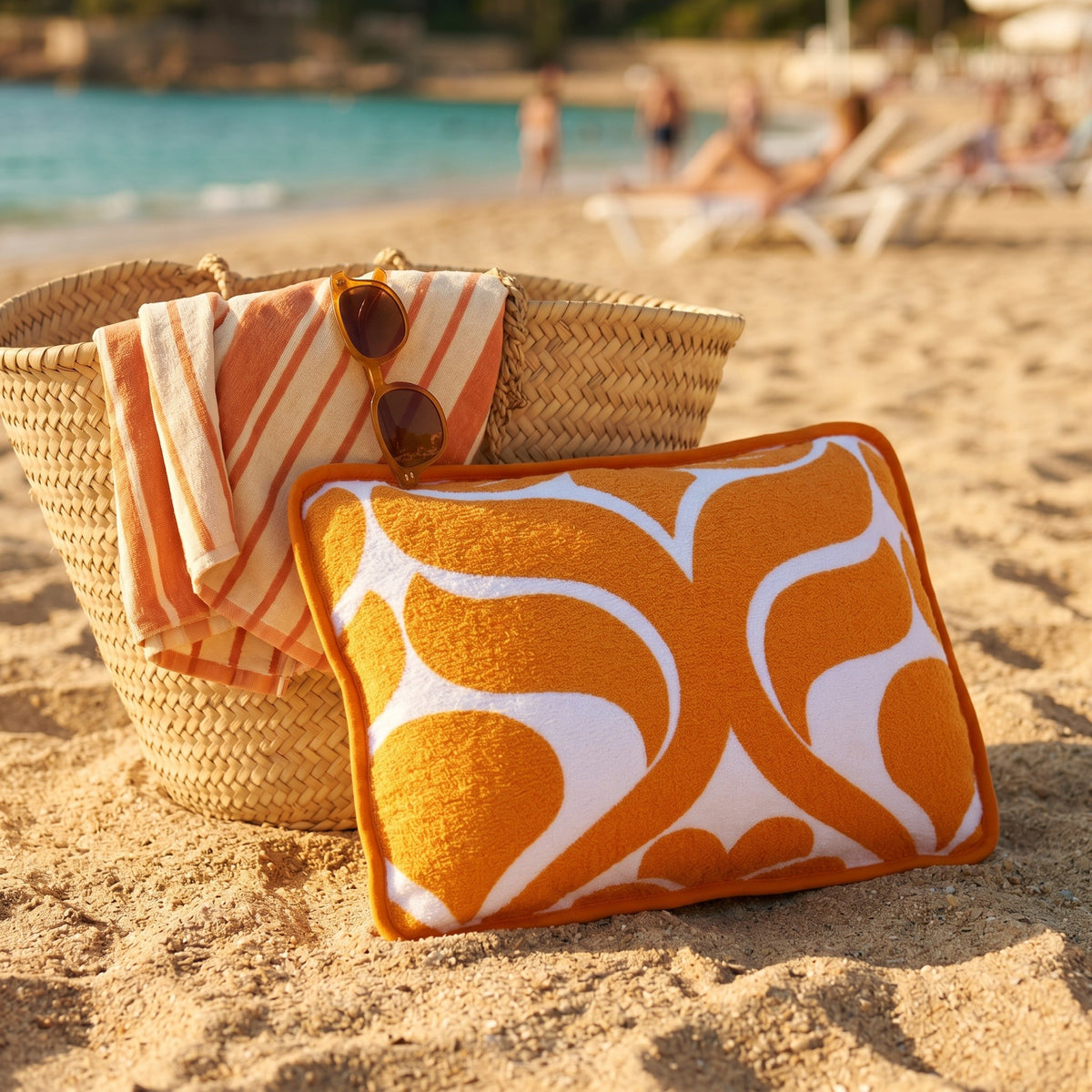 Coussin de plage vintage Sirocco ’71 en tissu éponge orange et blanc des années 70, photographié sur la plage