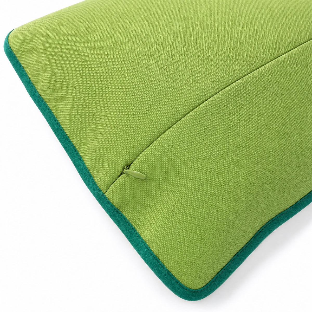 Détail du dos imperméable du coussin de plage Oliva ’71 avec fermeture éclair invisible et finition en biais vert