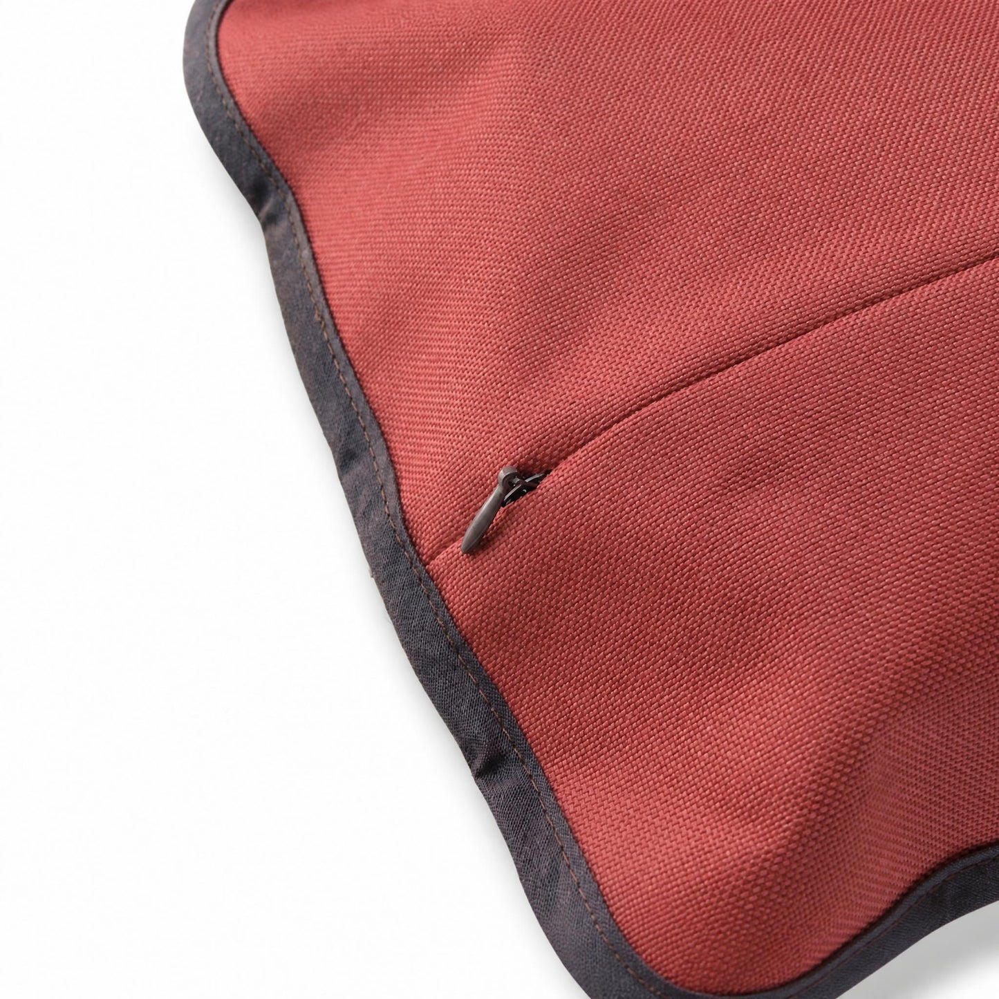 Détail du dos imperméable du coussin de plage Riviera ’74 avec fermeture éclair invisible et finition en biais marron
