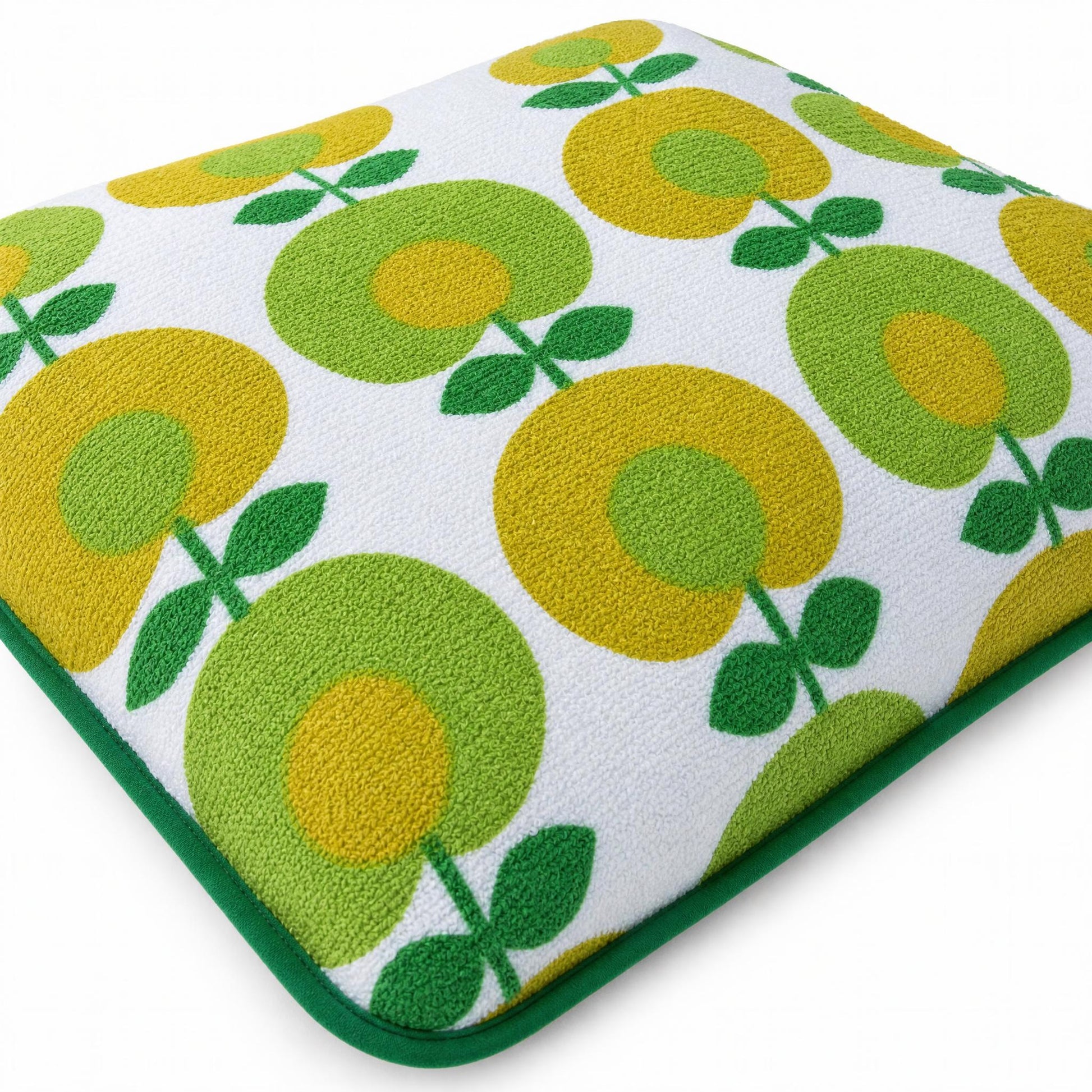Détail du coussin de plage vintage Oliva ’71 en tissu éponge vert, jaune et blanc, motif floral et biais vert