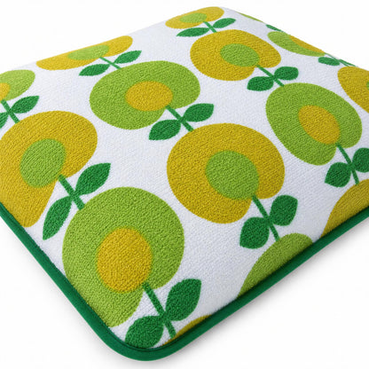 Détail du coussin de plage vintage Oliva ’71 en tissu éponge vert, jaune et blanc, motif floral et biais vert