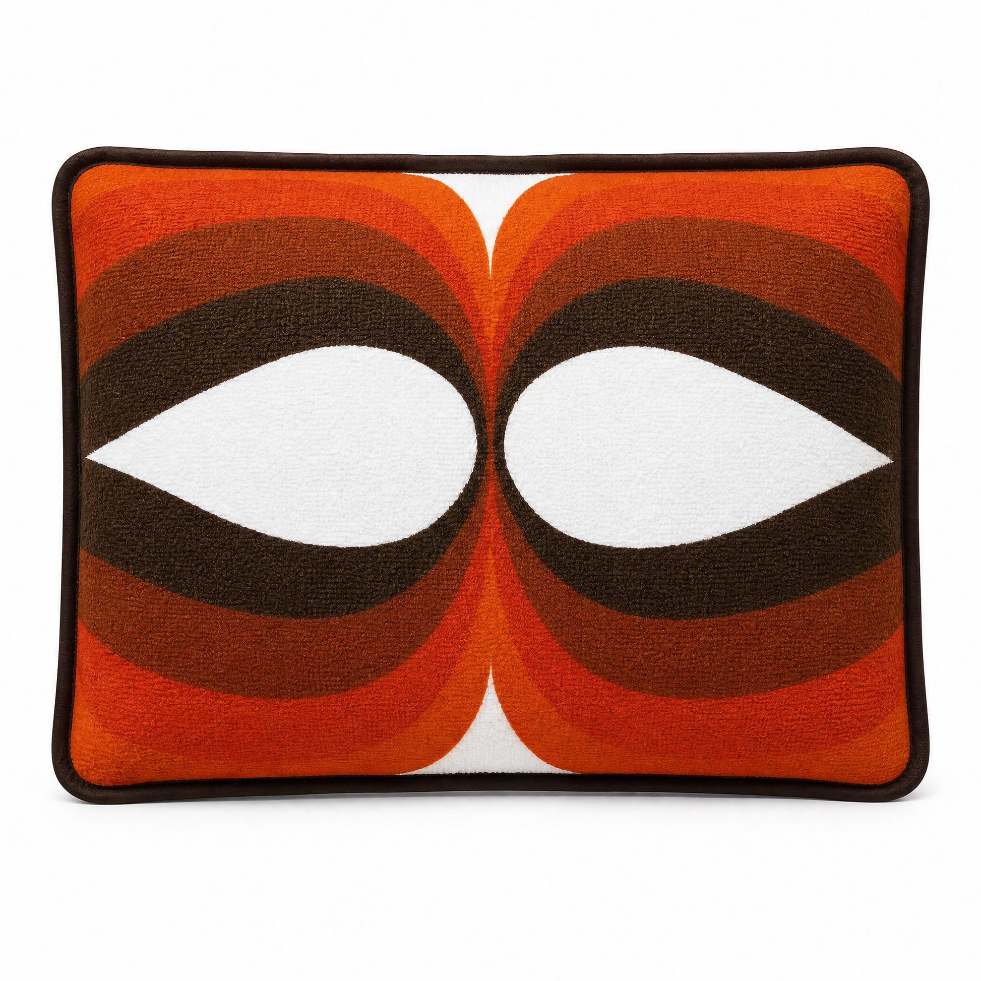 Coussin de plage vintage Riviera ’74 en tissu éponge orange, marron et blanc à motif géométrique des années 70 sur fond blanc