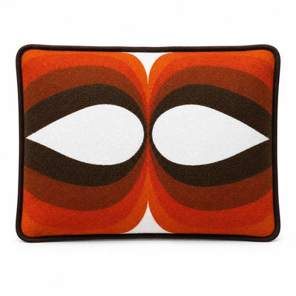 Coussin de plage vintage Riviera ’74 en tissu éponge orange, marron et blanc à motif géométrique des années 70 sur fond blanc