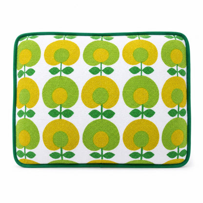 Coussin de plage vintage Oliva ’71 en tissu éponge vert, jaune et blanc à motif floral des années 70 sur fond blanc